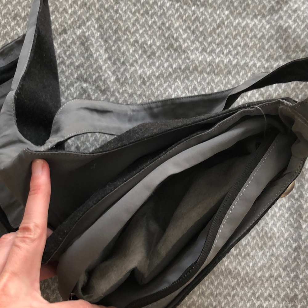 Speck A-line 10.2” Laptop Tote (Black/Grey) - Picture 5 of 7